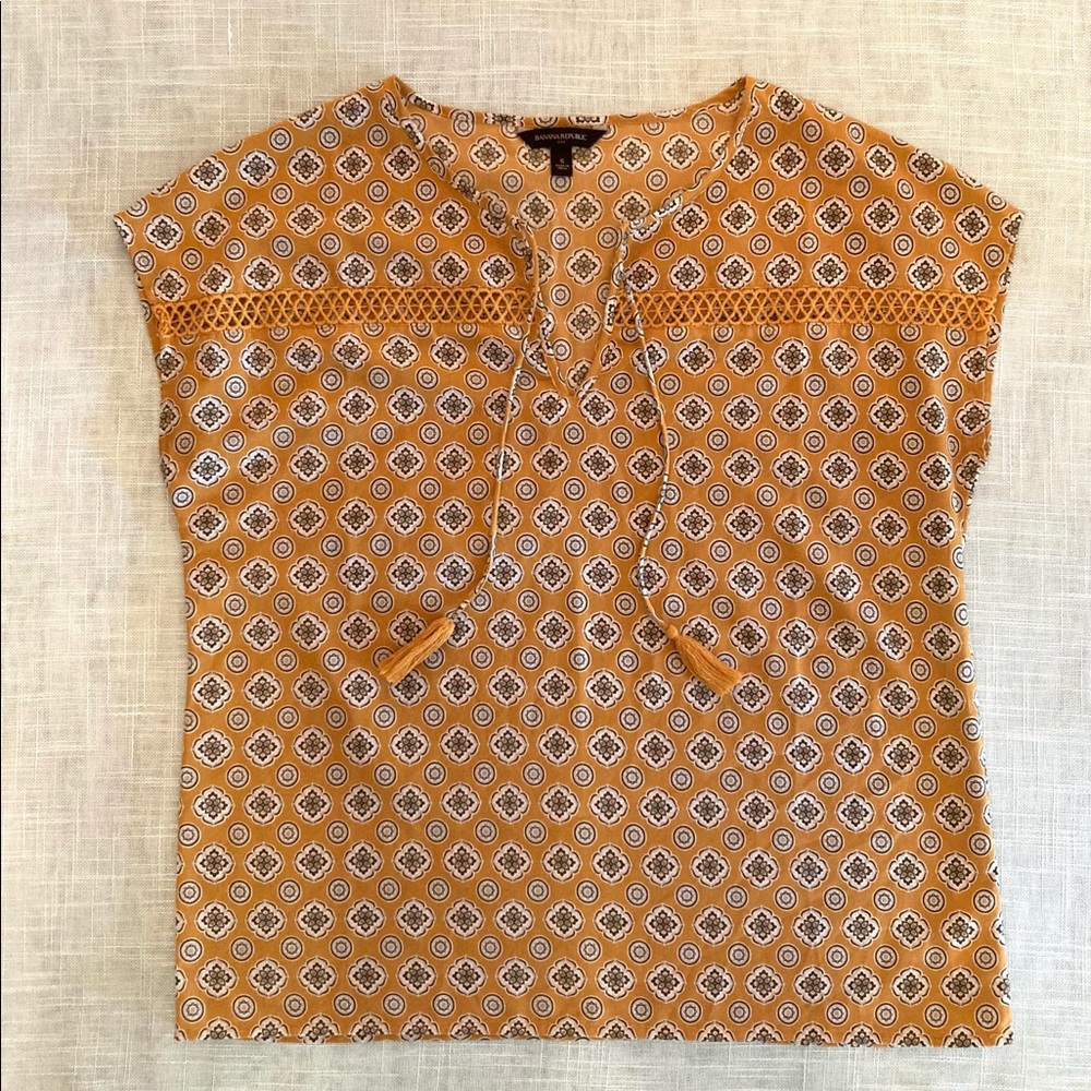 BANANA REPUBLIC New Boho Top.  Crochet and tassel detail. Size Small. Never Worn